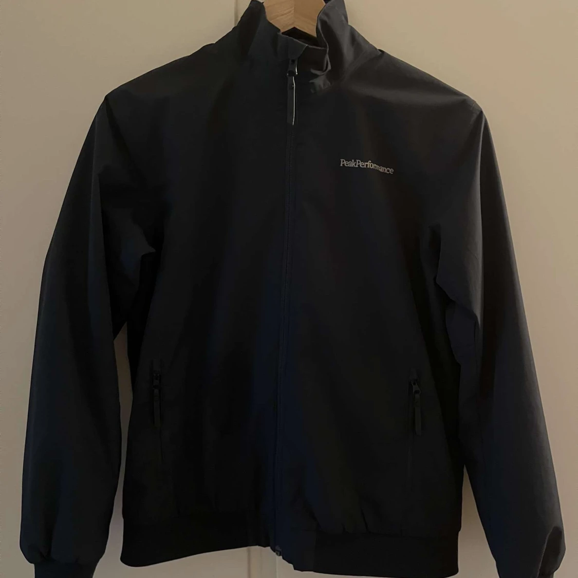 Mörkblå vindjacka från Peak Performance
