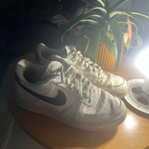 Nike Air Force 1 vita sneakers - Köp om sugen!