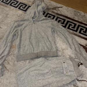 Grå hoodie från Juicy Couture -  Juicy Couture sett till barn går inte ner i pris 527kr för hela settet!