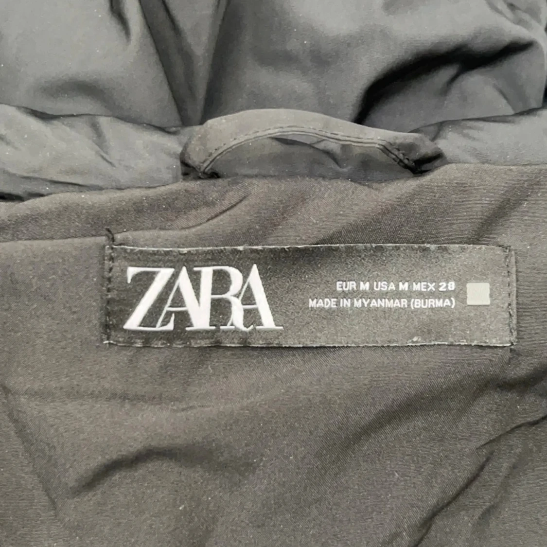 Svart pufferjacka med huva från Zara - 2