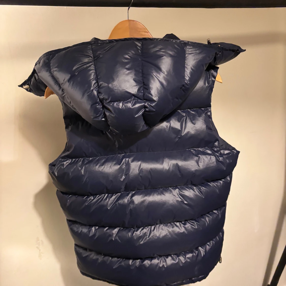 Mörkblå dunväst från Leon Marcel - 2