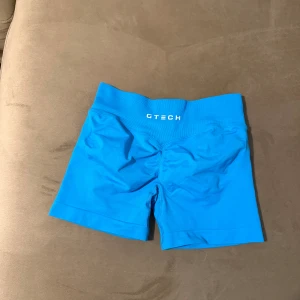 Blå träningstights-shorts från GTECH - Säljer ett par blå seamless träningstights-shorts från GTECH i storlek S. Säljer på grund av fel storlek. Shortsen är i väldigt bra skick då jag inte har använt dom mer än 3 gånger.