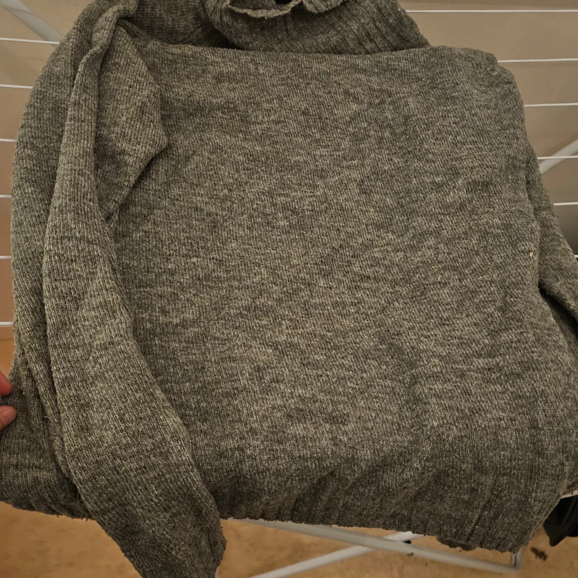 Grå stickad polotröja från 157
