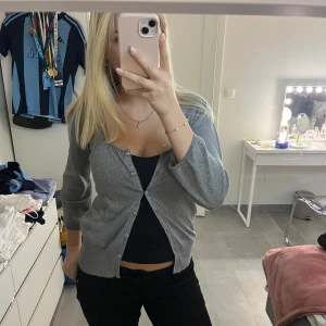 Gina Tricot kofta - Superfin grå glittrig kofta från Gina Tricot💕