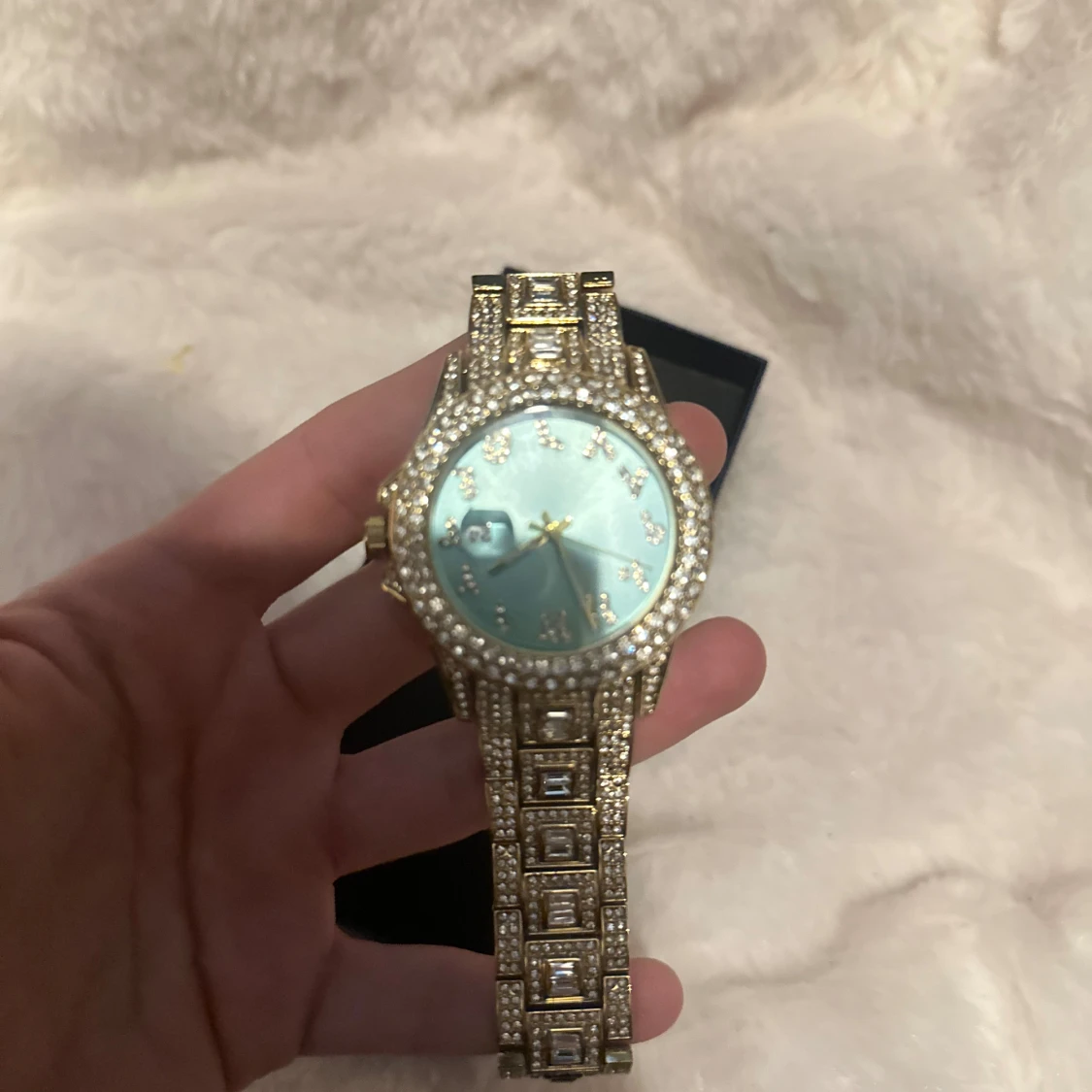 Glittrig guldig klocka med blå urtavla - 1