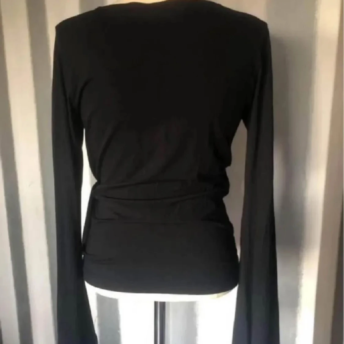 Svart omlottopp med knyt i midjan - 1