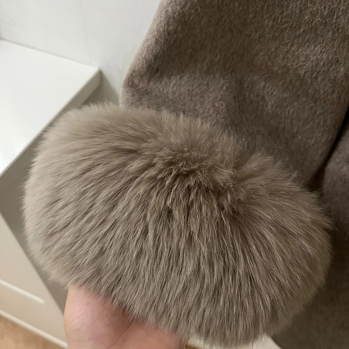 Beige kappa med pälsdetaljer - 3