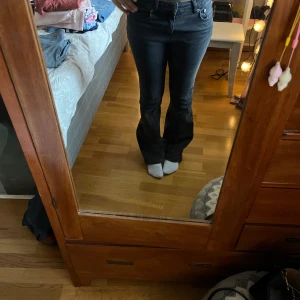 Svarta bootcut jeans - Säljer ett par svarta jeans med bootcut passform. 