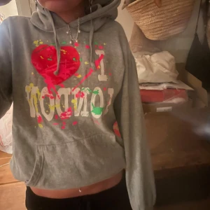 Hoodie - En i love london hoodie i storlek m men sitter som s 💞💞
