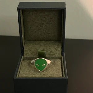 Grön alienring i silverfärg - Unik ring med ett grönt alienansikte på framsidan