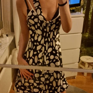 Miniklänning med scarf - Säljer tyvärr denna klänning då den är lite stor. Scarfen följer med💗