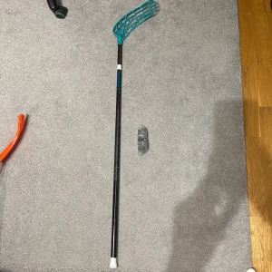 Evolab Innebandyklubba - Evolab innebandyklubba med svart skaft och turkos unilite blad helt nytt. Klubbans skick är i nyskick, utan skrapor. Klubban har ingen linda men man får med en helt ny grå från KH. Har aldrig använt klubban varken på träning eller match. Lättaste klubban på marknaden. Nypris 2600. Säljer för 1700. Pris kan diskuteras👍