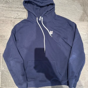 Maison kitsune hoodie - I väldigt bra skick och använd fåtal gånger. Storlek M. Köpt. på beam. I finland för ett tag sen. Nypris runt 2500kr. Mått: axel bredd:57, bröst:55, armlängd:60, längd:68. För frågor och bilder, kontakt mig! **LAPPEN I NACKEN HAR LOSSNAT PÅ EN SIDA**