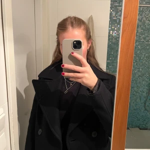 Marinblå kappa från Zara - Säljer en marinblå kappa från Zara i storlek S, den är använd en säsong men i mycket bra skick. Kan gå ner i pris!