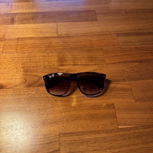Ray-Ban Boyfriends - Säljer nu ett par av de stiligaste solglasögonen som erbjuds på marknaden till killar. Nypris på dessa låg på 2499 kr men säljer detta till ett kappris. Använda vid flertal tillfällen men välbehandlade, bara slitskador. Vid fler frågor hör av dig i dm.