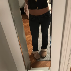Mörkblåa LTB jeans med låg midj - Säljer ett par mörkblå ltb jeans som är väldigt lågmidjade. Perfekta färgen nu till höst/vinter. Så skönt material ❣️❣️