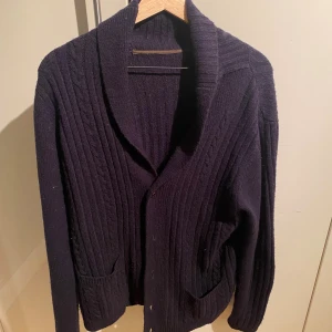 Stickad kofta  - En mörkblå stickad kofta från märket dock. Köptes för ungefär 1 år sen k Berlin för 1300kr. På lappen står det att tröjan är XL men måste vara något produktions fel då den sitter lite litet på mig som är 185cm. Så skulle säga att det igentligen är en M. Så om ni vill ha bilder på hur den sitter på är det bara att höra av sig!