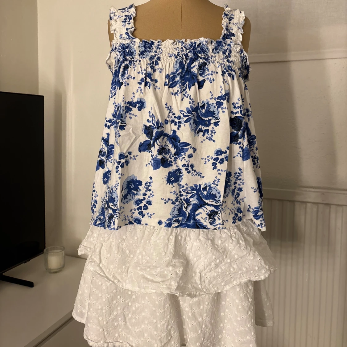 Blommig vit och blå kortklänning