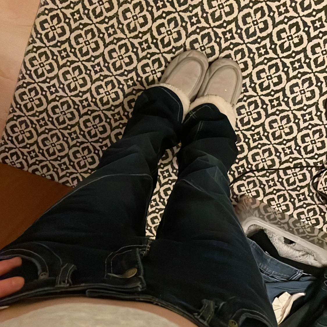 Mörkblå bootcut jeans med vita sömmar - 2