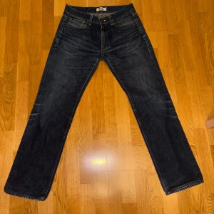 Acne Jeans - Acne jeans av modellen mic rigid. Rak passform. Mycket gott skick. Mörkblå med snygga slitningar. 