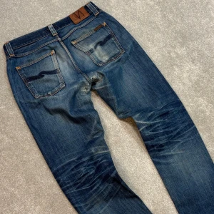 Nudie Jeans - Nudie jeans | Modell: Steady Eddie | Skick 8/10 välanvända | *Lagning gren (bild 5) | Nypris ca 2500kr | Mitt pris 899kr | Midjebredd: 42cm Ytterbenslängd: 116cm | Kom gärna pm vid frågor eller funderingar | Postas eller möts upp i Gävle!