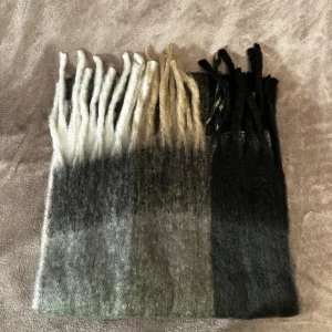 rutig cashmere halsduk  - En rutig cashmere halsduk perfekt för höst-vintern. Gjord med mjuk cashmere vilket gör den mycket varm. Halsduken är 250cm x 38cm. Aldrig andvänd i perfekt skick.