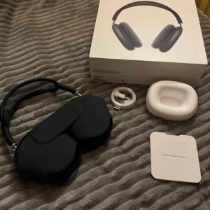 AirPods Max - Snygga Apple AirPods Max i svart, komplett med originalkartong, smart case och laddningskabel. Hörlurarna är i mycket gott skick utan synligt slitage. Fantastisk ljudkvalitet, aktiv brusreducering och komfortabel design. Perfekt för musik, film och samtal.
