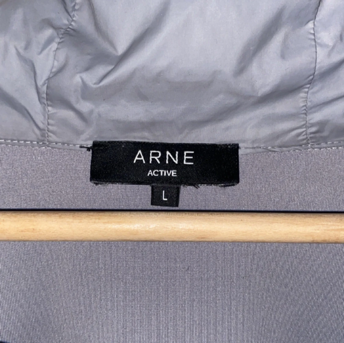 Grå pufferjacka från ARNE Active - 1