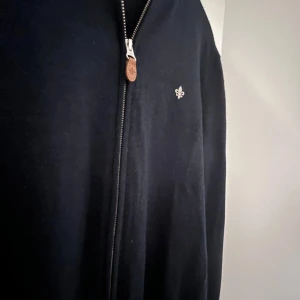 Marinblå ziptröja från Morris i merinoull - Säljer en marinblå kofta från Morris i 100% merinoull. 