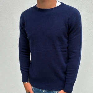 Kashmir tröja - Mörkblå Kashmir Crewneck | Storlek S | Modellen är 177cm lång | Endast använd 1 gång, skick 10/10 | Hör av dig vid frågor🌟