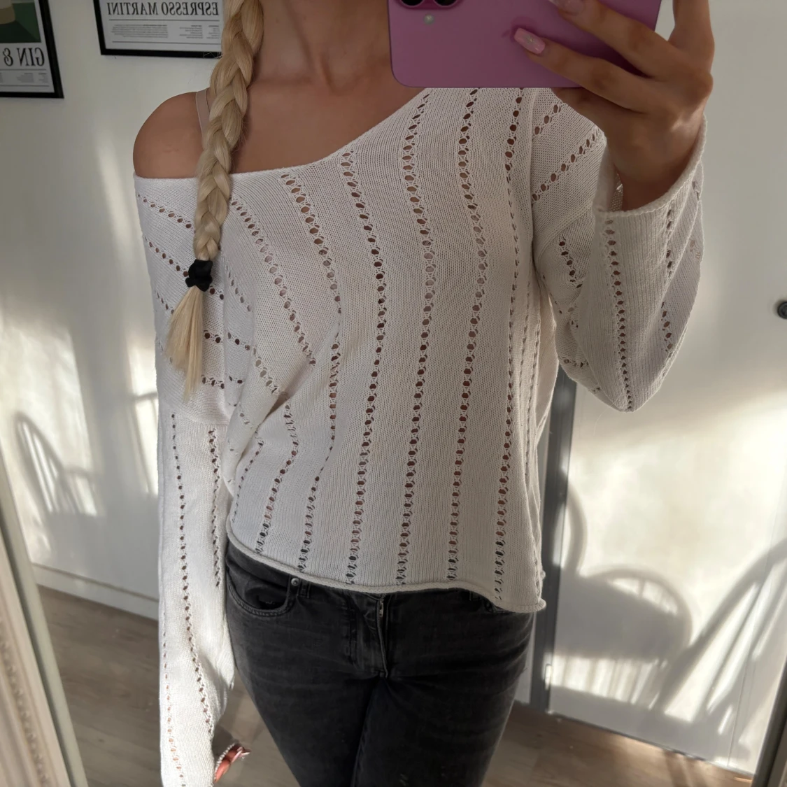 Vit stickad tröja med hålmönster