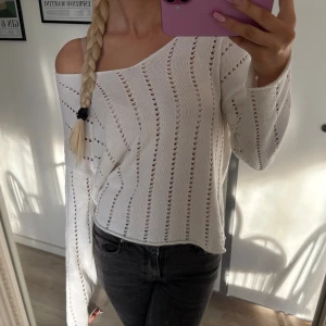 Vit stickad tröja med hålmönster - Säljer en vit stickad tröja från lager 157 med lång ärm och snyggt hålmönster! Tröjan har en v-ringad hals och kan bäras på olika sätt💗