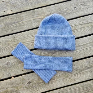 Mössa o vantar - Ett par matchande mössa och vantar i blått, jätte fina och helt nya! Onezise passar alla från lager 157 ❤️