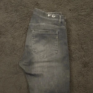 Dondup George  - Säljer dessa sjukt snygga dondup George jeansen som är i extremt bra skick (I princip nya) Storlek 34 (kan passa 33). Nypris ca 3500 mitt pris 899. Hör av dig vid minsta lilla fundering!