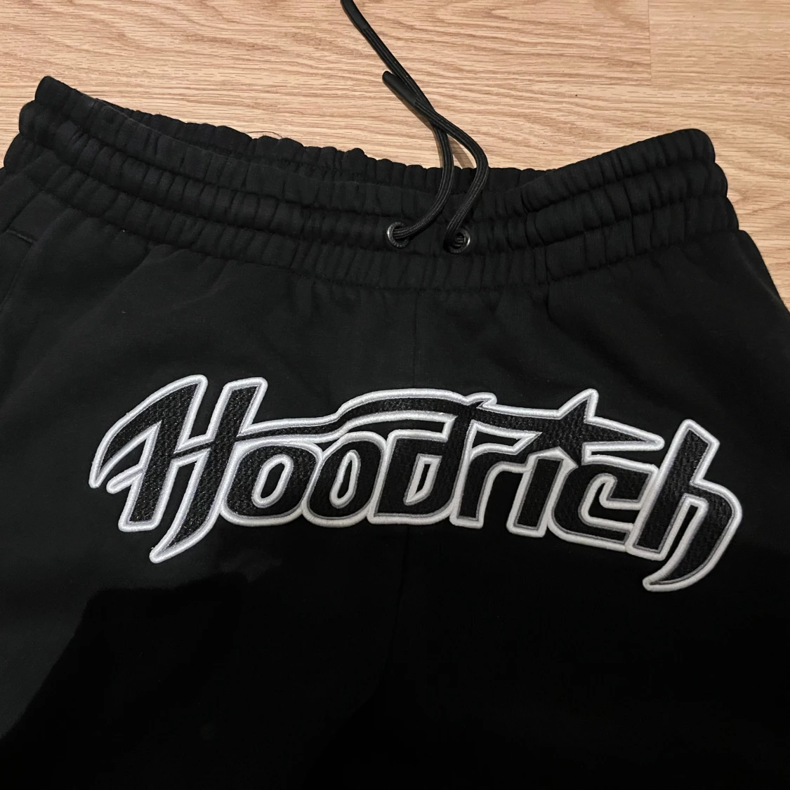 Svarta Hoodrich mjukisbyxor med broderi - 2