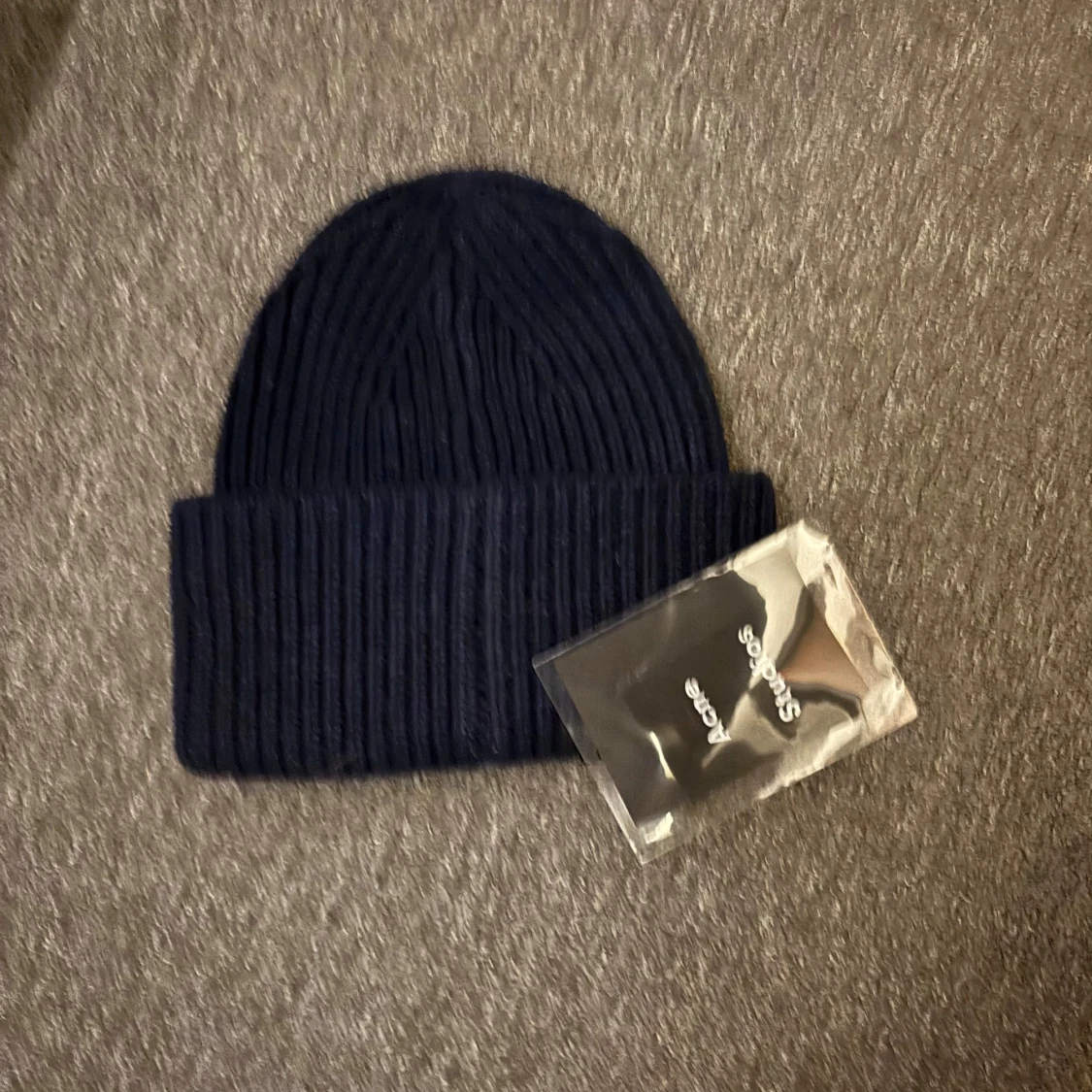 Mörkblå ribbstickad mössa Acne Studios - 1