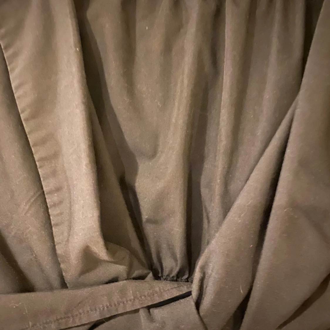 Svart croppad omlottopp från PrettyLittleThing - 1