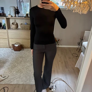 Gråa kostymbyxor - Supersnygga mörkgrå utsvängda kostymbyxor med hög midja (däremot är de på mig snarare medelhöga - se bild) från Gina tricot Helt nya, oanvända. Orginalpris; 499kr Storlek XS, men passar även lite större (jag har vanligtvis S i byxor som referens)