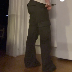 Basic cargo byxor - Säljer ett par basic cargo byxor som är lätt att piffa upp med andra kläder. Byxorna är från Gina Tricot och är i strl S. Knappt några märkbara tecken på användning😁