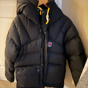 Svart Fjällräven Expedition dunjacka - Tja, säljer min fjällräven jacka då jag ej använder den längre. Köpte den förra året i oktober och har använt fåtal gånger. Jackan är extremt varm och passar perfekt till vintern. Passar mig bra som är 190 men mina polare som är 180-185 passar i den också. Priset är ej hugget i sten då jag vill bli av med den så snabbt som möjligt eftersom jag har köpt en ny jacka.