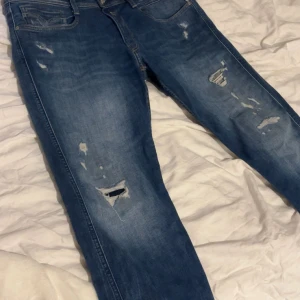 Nya replay jeans - Feta replay anbass jeans i nyskick, inga defekter alls! Säljer då dom inte kommer till någon användning. Storlek 33/32. Kan gå lite lägre vid snabb affär💯