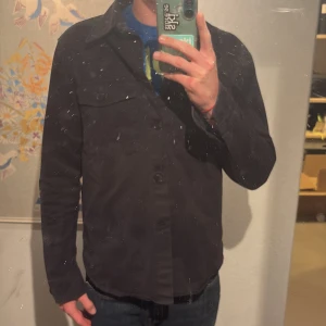 Mörkblå overshirt från Oscar Jacobson - Stilren mörkblå overshirt från Oscar Jacobson. Den är i strl M och är i fint skick 👍