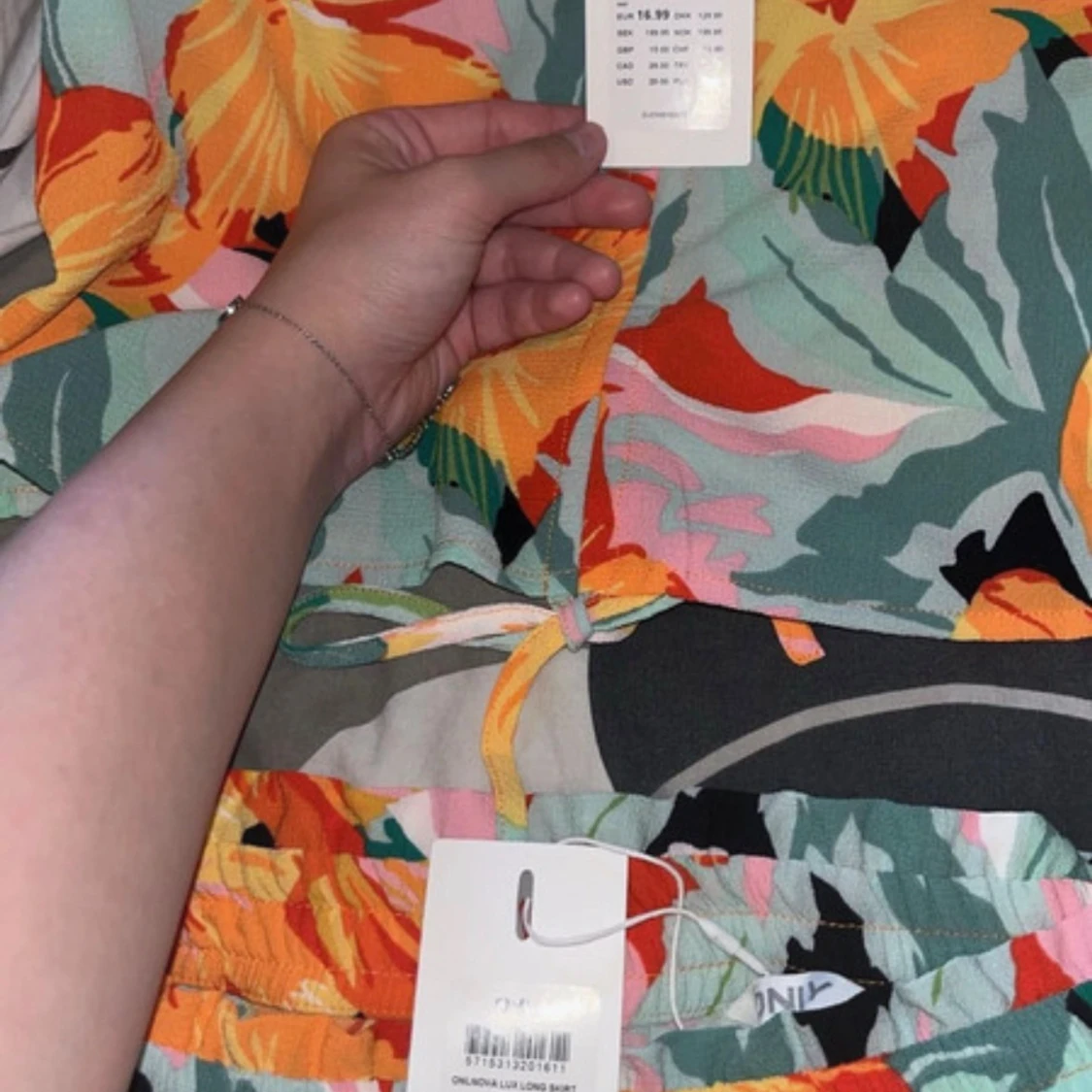 Färgglada blommiga shorts från ONLY - 1