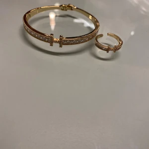 Armband och ring - Jätte fint set med armband och ring. Ringen är justerbar i storlek och armbandet har säker låsning. 