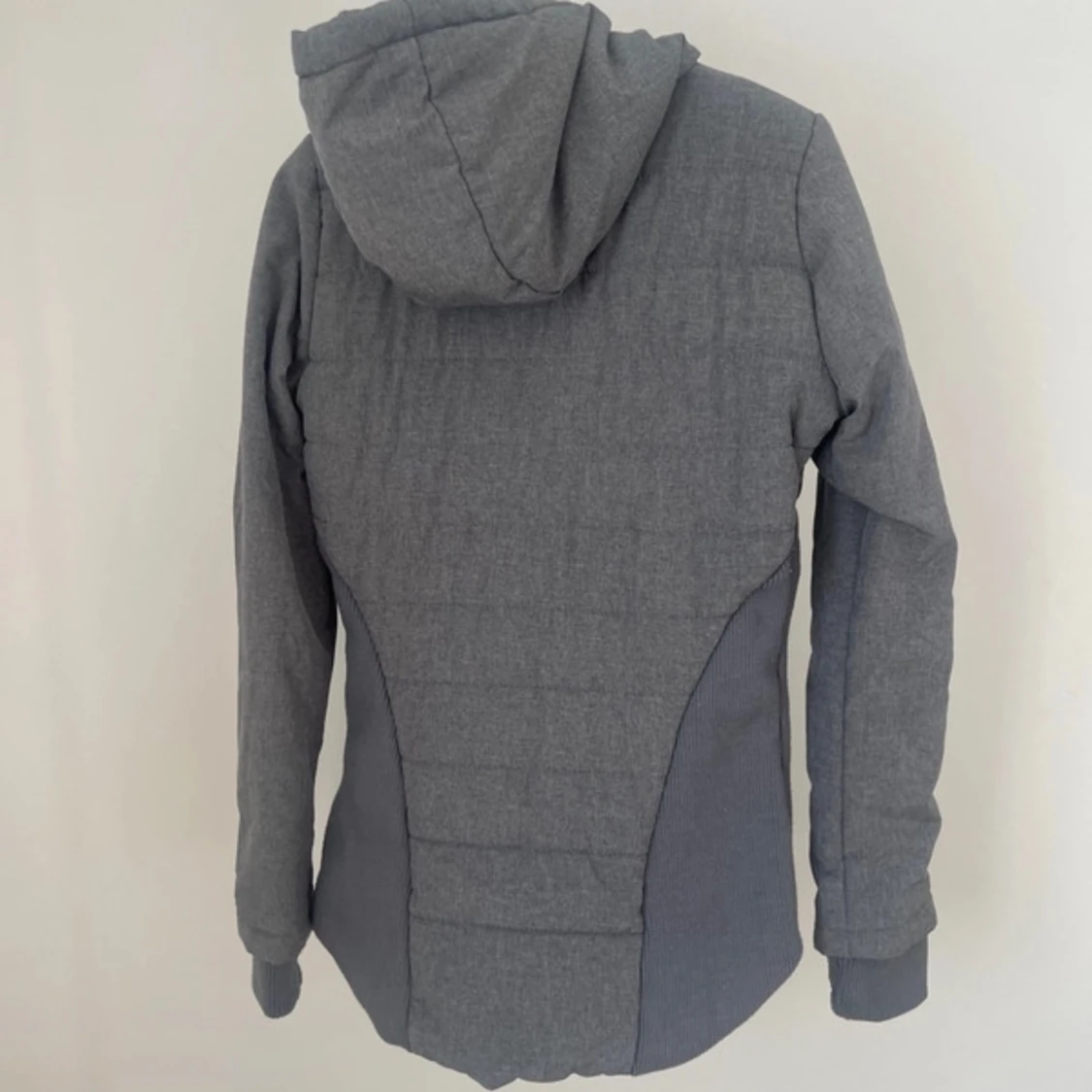 Grå quiltad pufferjacka med huva - 2