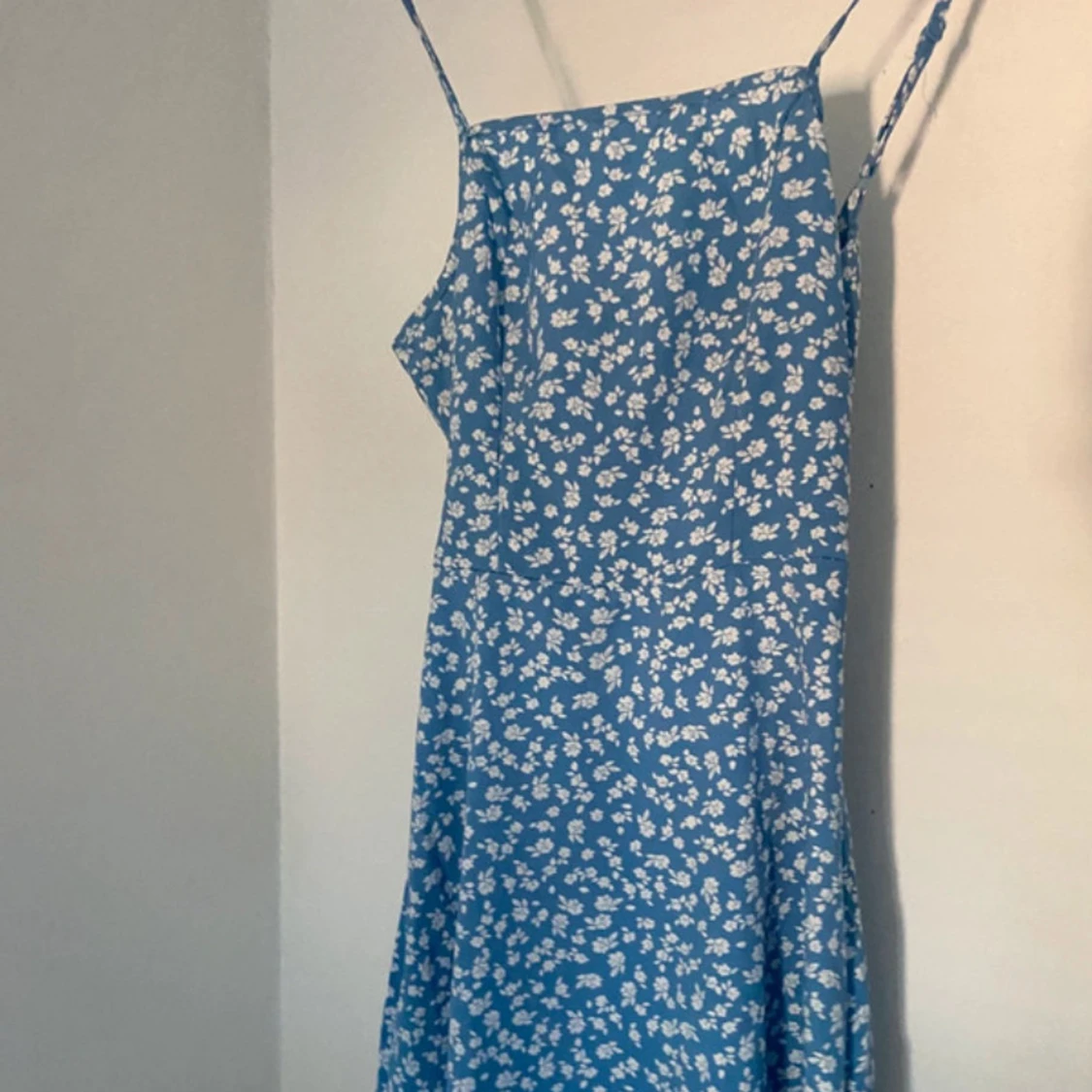 Blå blommig omlottklänning med knyt - 2