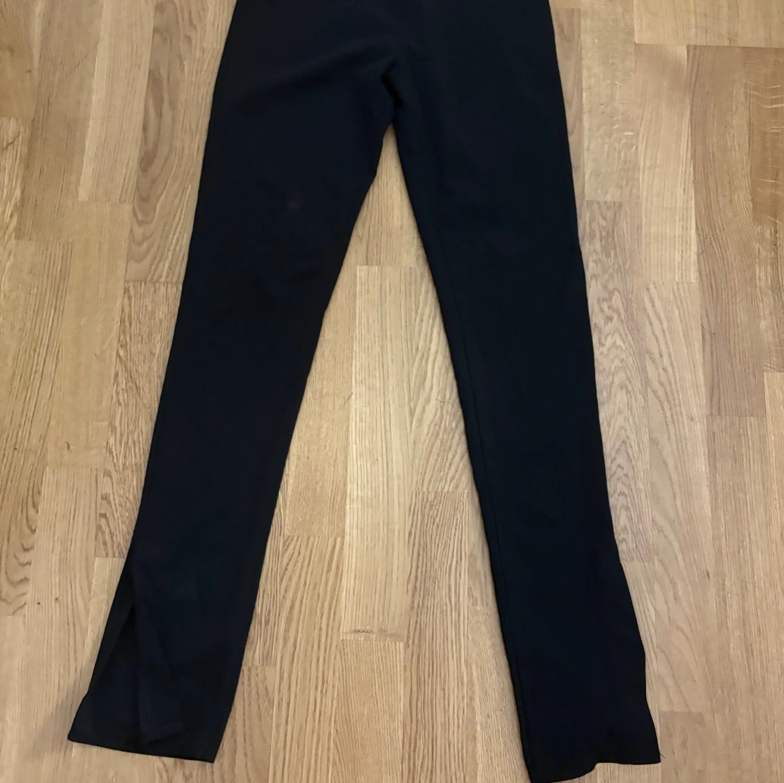 Svarta byxor med slits - 3