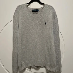 Ralph Lauren tröja  - Ralph Lauren tröja stickad | Skick 8/10 | Tillbehör: Endast tröja | Nypris: 1499 SEK | Pris kan diskuteras, vid fler bilder eller frågor hör av er. 🍂🍁