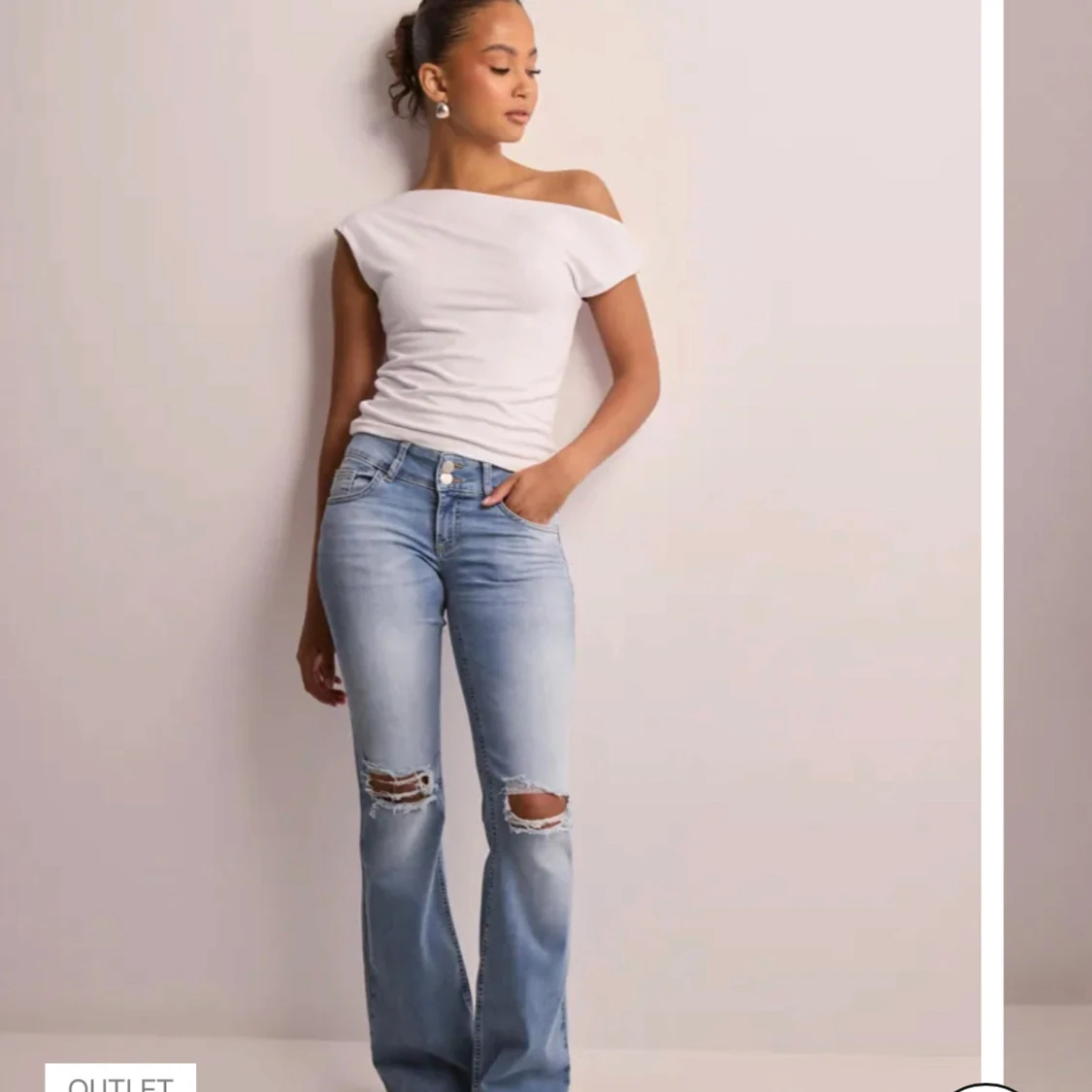 Ljusblå bootcut jeans med slitningar - 1