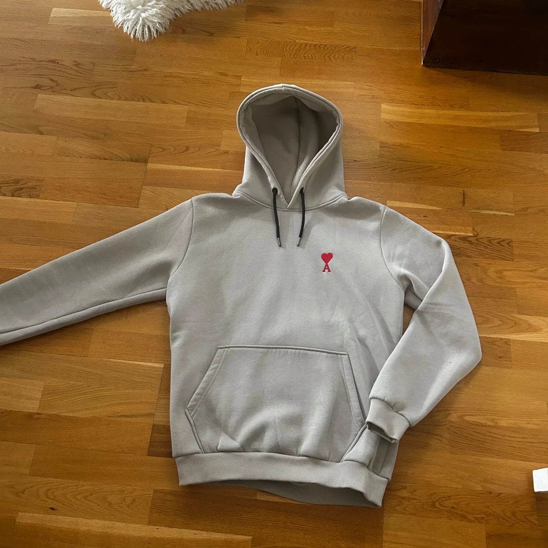 Beige hoodie från Ami Paris med rött hjärta